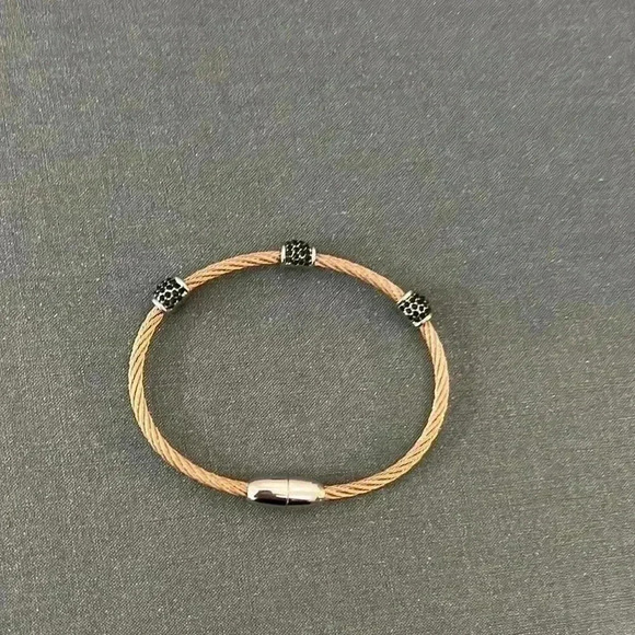 Copper and black cubic zirconium fashion bracelet. With magnetic closure.